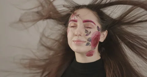 Model gets high with developing hair while shooting in the studio Vidéo 178139942