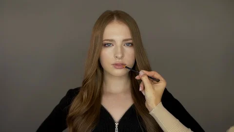 Model girl in front of the camera put makeup Stock Footage 99432476