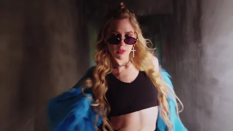 Model in glasses and blue fur coat Vidéo 303365893