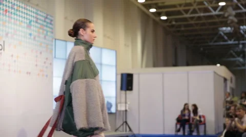 Model goes on the catwalk Video stock 64018305