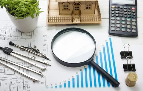 Model house, construction plan for house building, magnifying glass, divider 库存照片