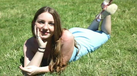 Model laying in grass smiling at Camera Vidéo 773360