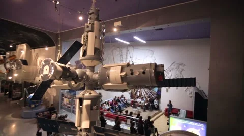 Model of "Mir" space station at the Memorial Museum of Cosmonautics. Видео 60627057