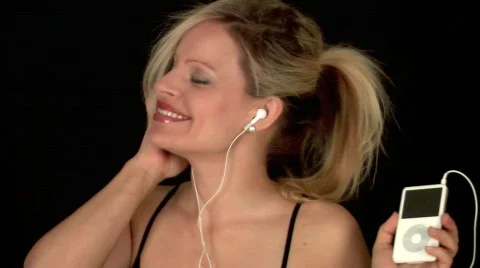 Model with MP3 Player 動画素材 331265