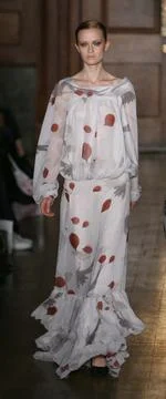 A Model Is Pictured Wearing A Floaty Printed Dress On The Runway During The Erde Stock-Fotos