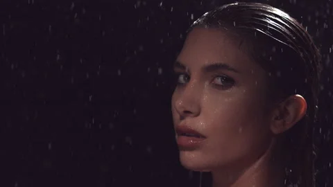 Model portrait in the rain 스톡 동영상 243785434
