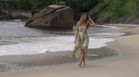  model portrait on Rio De Janeiro beach Vídeos de archivo 33649859