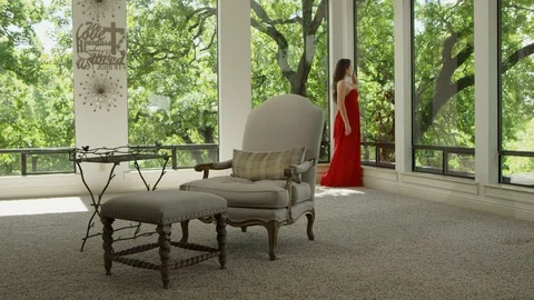 Model poses in a luxurious home Stockbeeldmateriaal 89596462