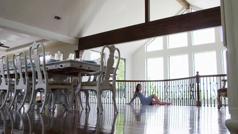 Model poses in a luxurious home Stockbeeldmateriaal 89598848