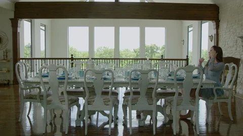 Model poses in a luxurious home 動画素材 89602799