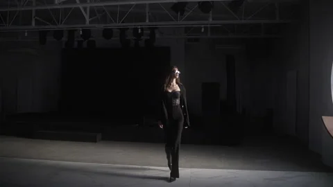 Model posing against stage background with side light Vidéo 261555381