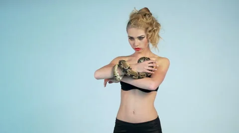Model posing with reptiles Video stock 57247327