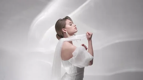 The model pulls the scarf off her neck Vidéo 169307002