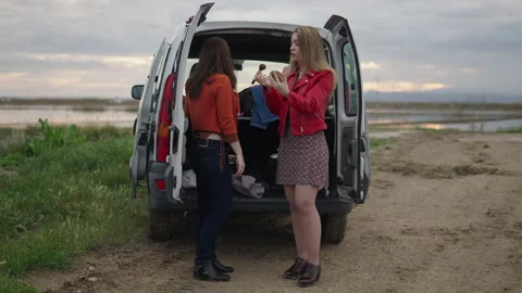 The model puts on her makeup for the session in Albufera Video stock 280275904