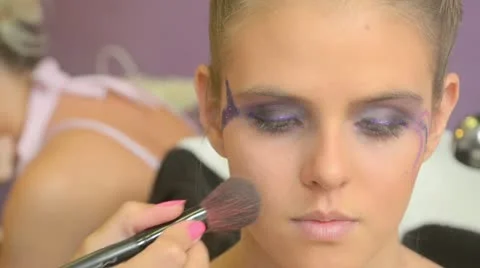 Model putting makeup Video stock 12169795