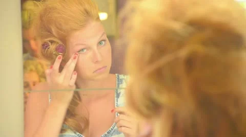 Model putting makeup Stock Footage 12173098