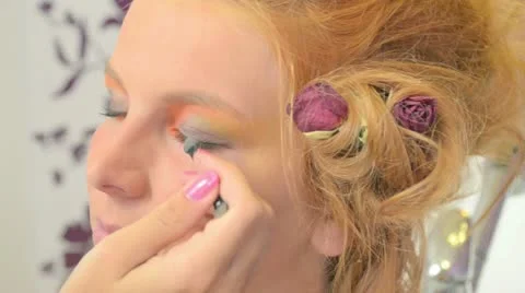 Model putting makeup Stock Footage