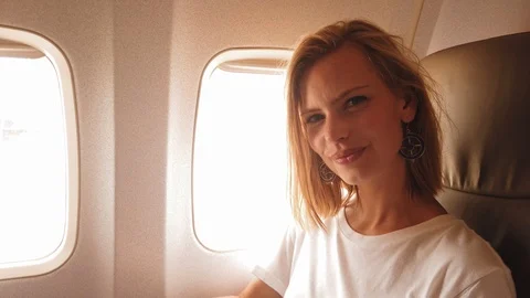 Model putting on sleeping mask Video stock 107933538