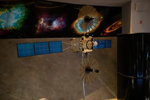 Model of a satellite with solar panels and antennas displayed against a Stock-Fotos