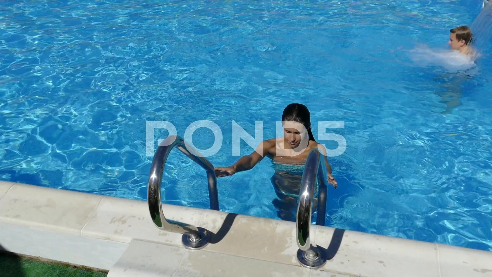 Pool Pose ideas 🌼 #beachessentials #poses #poseideas #beachoutfit #p... |  TikTok