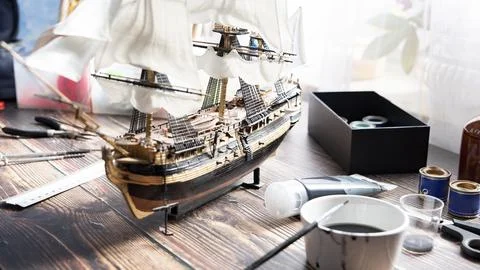 Model Ship Building handcraft on table with different materials Foto stock