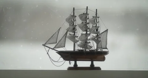 Model Ship in Window With Snow Falling Outside 库存影片 86386666
