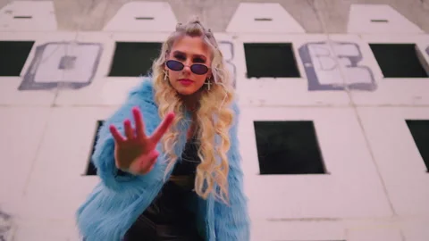 Model. stylish girl posing for camera. fashion. Vidéo 304272082