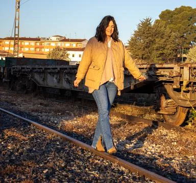 Model on the train tracks. 库存照片