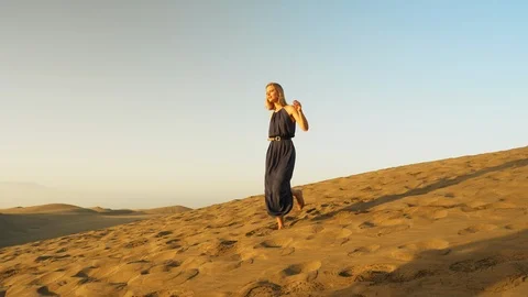 Model walking down the sand dune Video stock 106187853