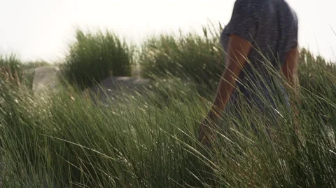 Model walking in the dunes. Video stock 42890287