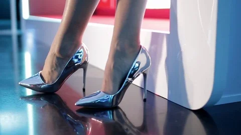 Model Walking in Silver Shoes Vídeo Stock 70756320