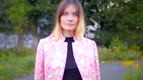 Model walking turning and looking in camera 스톡 동영상 59736157