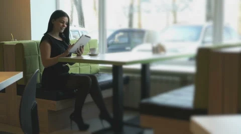 Model watching photos with a computer tablet Vidéo 68446784