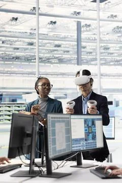 Modeling integrated circuit systems, VR goggles gear and engineering team 스톡 사진