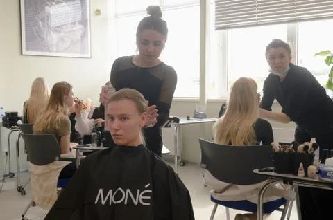 Models do a make-up and hairstyle before start the SEMILETOVA fashion show. Foto stock