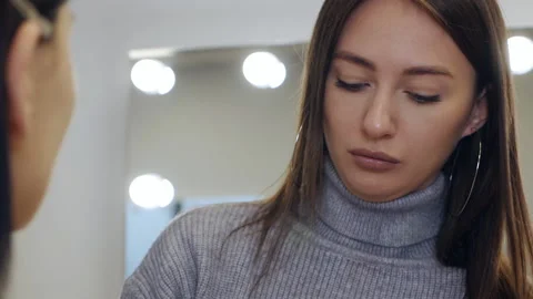 The model's make-up is done by a professional make-up artist. Makeup artist's Stock-Footage 167336267