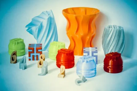 Models printed by 3d printer. Colorful objects printed 3d printer Foto stock