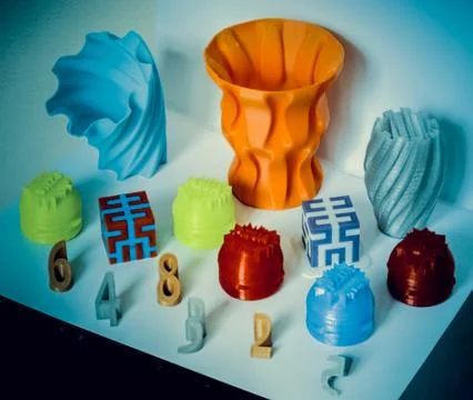 Models printed by 3d printer. Colorful objects printed 3d printer Foto stock
