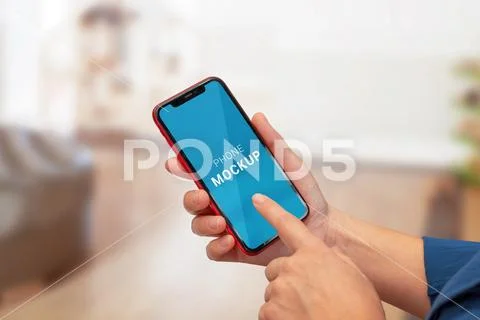 Moden smart phone with red edges in woman hand PSD 템플릿