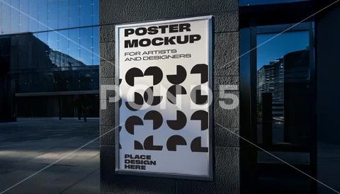 Moder poster mock up in front of city building Plantilla PSD