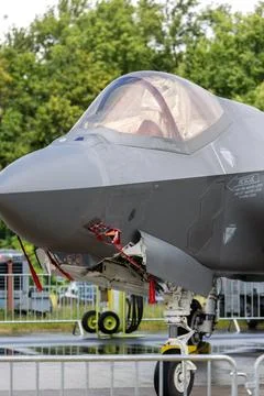 Modern 5th generation stealth fighter jet airfield sleek aerodynamic nose tra Stock-Fotos