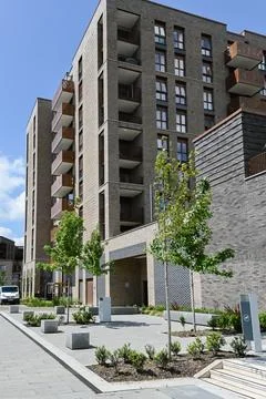 Modern accommodation in Barking along River Roding Foto stock