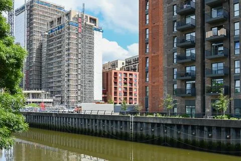 Modern accommodation being constructed in Barking along River Roding Foto stock