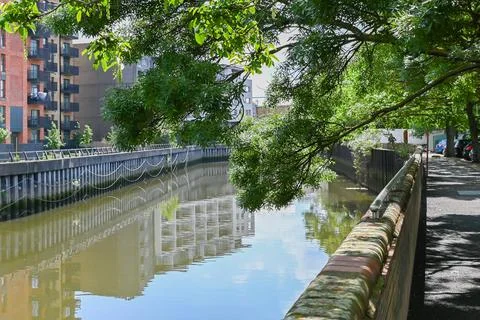 Modern accommodation homes along the River Roding in Barking Stock Photos