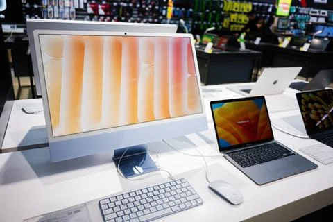 Modern Apple Imac computers on display in electronics store showcasing slee.. Stock Photos