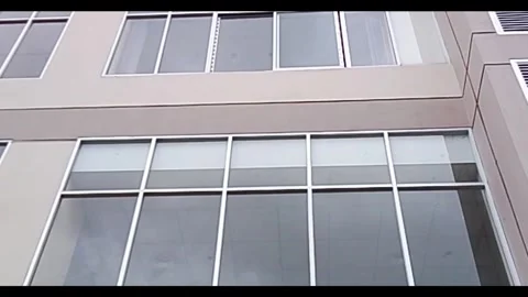 Modern architectural building exterior showcasing contemporary glass and steel 库存影片 343933471