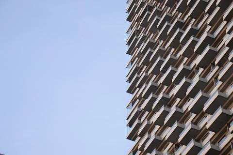 Modern architectural building facade with repetitive balcony patterns against Ilustración de archivo