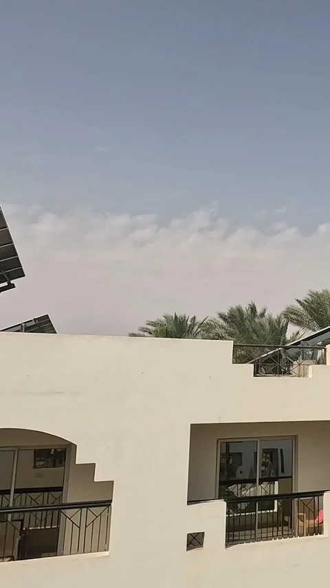 Modern Architectural Design Featuring Solar Panel Installation on a Residential 库存影片 330095928