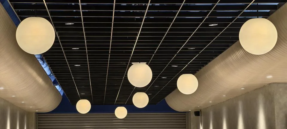 Modern architectural interior featuring a black grid ceiling Foto stock