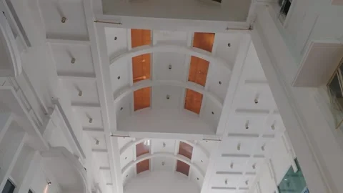 Modern architectural interior showing white vaulted ceiling 库存影片 343418298